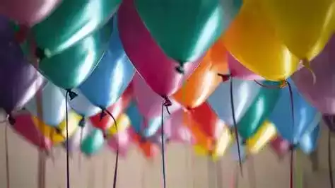 Palloncini colorati per una festa di compleanno con DJ