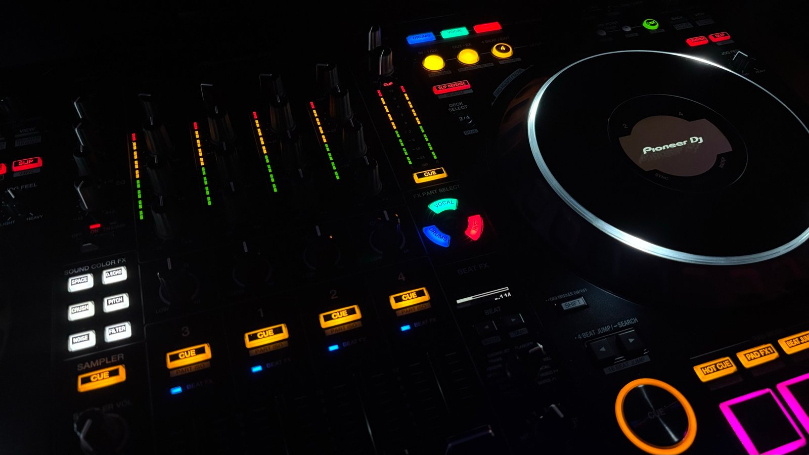 Controller DJ Pioneer illuminato in penombra, la postazione di MACO DJ per matrimoni ed eventi a Bergamo